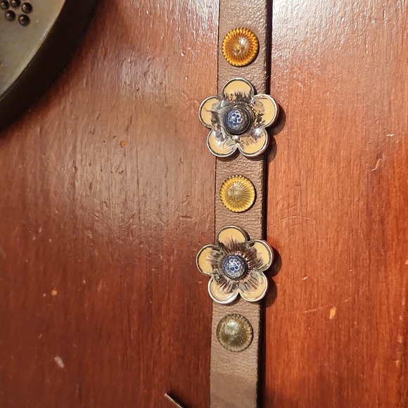 BOTTEGA VENETA STERLING SILVER FLOWER & FINE LEATHER BRACLET - Picture 3 of 7